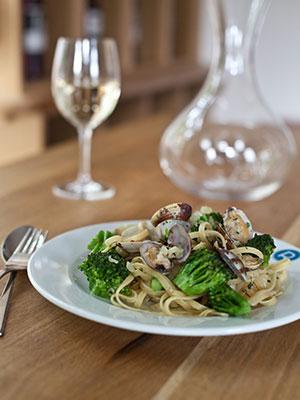 Linguini with broccoli and clams
